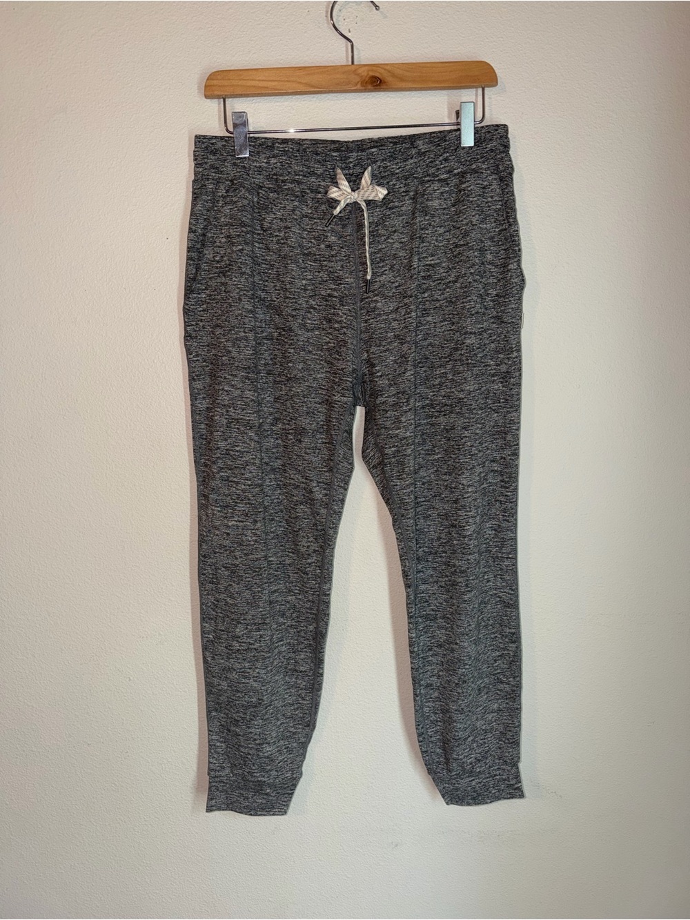 Women’s Vuori Performance Joggers M Grey Sweatpant Dreamknit Athleisure Lounge